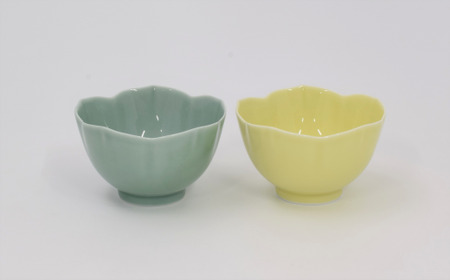 有田焼 黄釉・笹青磁 ペア桔梗型中付【深川製磁】食器 器 うつわ 鉢 小鉢 デザート鉢 セット ペア イエロー ブルー かわいい 電子レンジ対応 A24-1