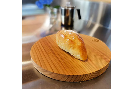 杉 一枚板 丸まな板 【柾目・追柾目】 Mサイズ 27cm 天然木 赤身 軽い 国産 奥吉野杉 スギ カッティングボード プレート テーブルウェア キッチン 台所 家事 料理