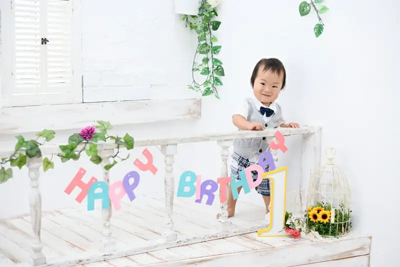 お誕生日のプレゼントに最適 ２面アルバム付撮影券 スタジオ撮影 ＜記念日フォト/バースデー/アニバーサリー＞【 神奈川県 大磯町 記念写真 誕生日 プレゼント スマイルシャトル 父の日 母の日 敬老の日　自然表情】