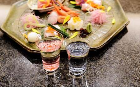 杯（クリスタル）石垣（貝入）朱 酒器 工芸品 ガラス 高岡漆器 あわび貝 漆 螺鈿ガラス 持ちやすく シンプル 神秘的 輝き きれい おしゃれ  FAD-0992