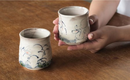 【美濃焼】兎絵 組湯呑 [木箱入]【小栗正男】食器 湯呑み 湯飲み お茶 日本茶 ティータイム ペア 夫婦 カップル 陶器 手づくり 手書き うさぎ  伝統 ギフト プレゼント 贈り物 送料無料 [MBH004]