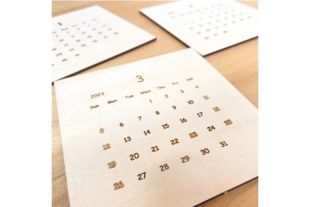 カレンダー ウッドカレンダー 木製ケース(縦14cm×横14cm×厚さ4.5cm)付き [MDF 石川県 宝達志水町 38600183]
