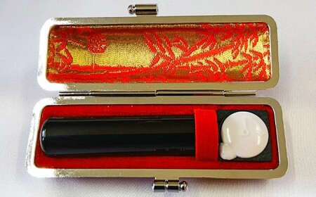 甲州印伝ケース付　黒水牛印鑑実印用 民芸品 工芸品 伝統技術 粘り 強さ 耐久性 角 加工 良質 芯 天然素材 刻字 姓名 姓 名前 彫る 書体 五書体 
