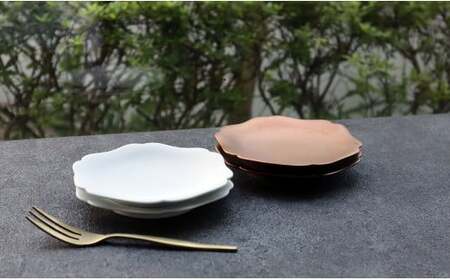 有田焼 yukiwa 雪輪小皿 4枚セット【まるふくオリジナル】食器 器 うつわ 磁器 陶磁器 小皿 取皿4枚 セット 雪輪 雪 結晶 デザート皿 菓子皿 かわいい おしゃれ シンプル マットホワイト ゴールド 白 金 ギフト 食洗機対応 A30-807