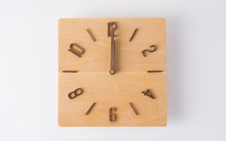 AH13　無垢材の木の掛け時計（ブナ）　スクエア  【 時計 壁掛け 壁掛 シンプル 木製 木目 木 ぶな ブナ 無垢材 むく ウォールナット 】