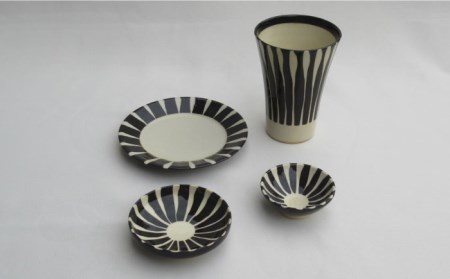 【美濃焼】「十草」フリーカップ＆お皿 ４点セット（黒）【鈴木陶苑】食器 小皿 プレート コップ 取り皿 薬味皿 おつまみ皿 晩酌 ブラック 黒 陶器 土物 おしゃれ レンジ対応 食洗機対応 送料無料 [MAU014]