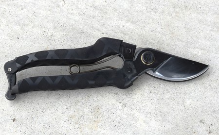 鋏正宗 ブラック剪定鋏 200mm 園芸用品 雑貨 園芸用ハサミ 造園 園芸 耐摩耗性 耐久性 切れ味 サビにくい 滑りにくい クロスゴム使用 