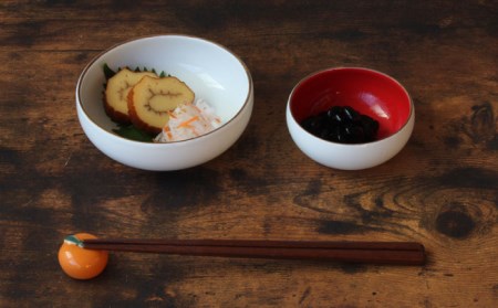【波佐見焼】【12/21入金分まで年内発送】うつわになる鏡餅（みかんの箸置きセット）紅白箱付き 食器 皿 【光春窯】 [XD78]