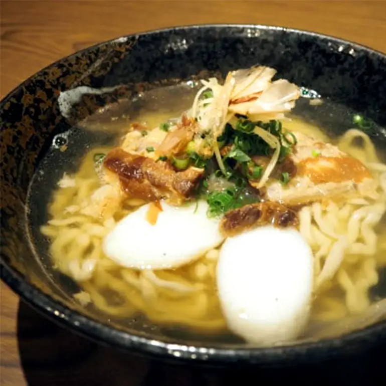 【うちなーそば 壱蘭】 とろとろ軟骨ソーキ ・ 沖縄そば 5食 セット (こだわりの 自家製生麺 ) 沖縄 そば 5人前 自家製 生麺 スープ 出汁 だし 具材付き ソーキ スペアリブ 味付け かまぼこ そば だし付き 簡単調理 冷蔵 沖縄料理 沖縄県 糸満市 14-1