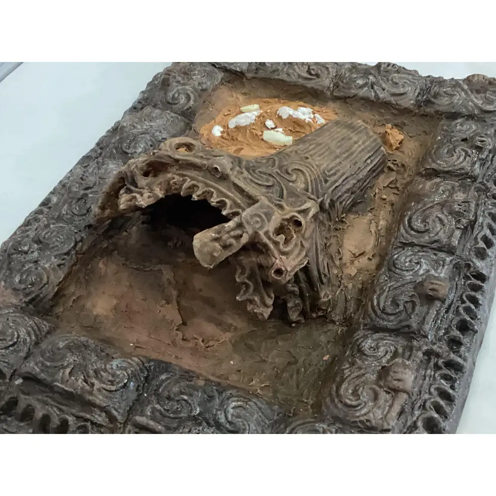 縄文発掘レリーフ（火焔型土器）