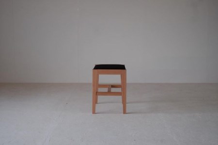 ウッドスツール『mina no mori StoolA(woodFrame)〈ミナノモリ スツールA（ウッドフレーム）〉』信州南相木村産のカラマツを100％使用したベーシックなスツール。様々な用途で永くご利用頂きたいベーシックなウッドスツールです。