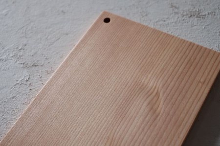 カッティングボード『mina no mori CuttingBoard＜ミナノモリ カッティングボード＞』信州南相木村のカラマツを100％使用　～アウトドアのキャンプやトレッキング、普段使いにも～