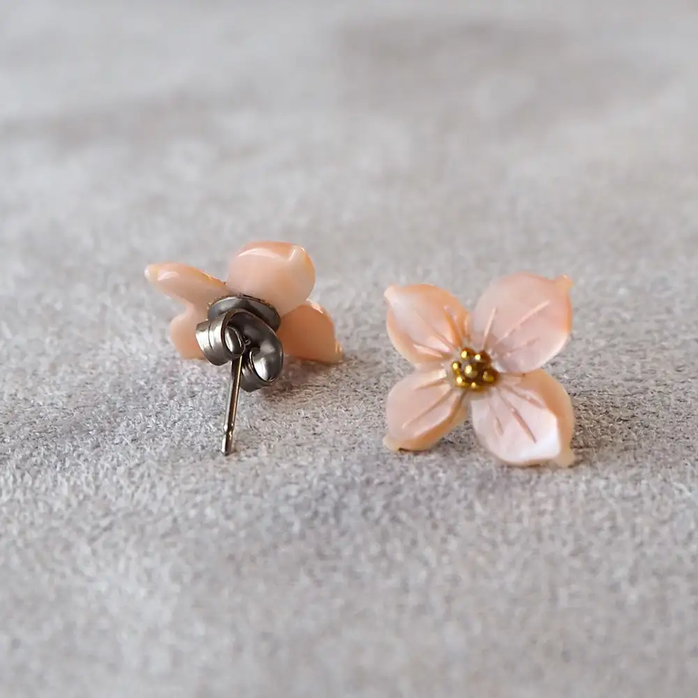 シェルのピアス ハナミズキ［ピンク］ チタン製ピアス ハンドメイド No.040-02