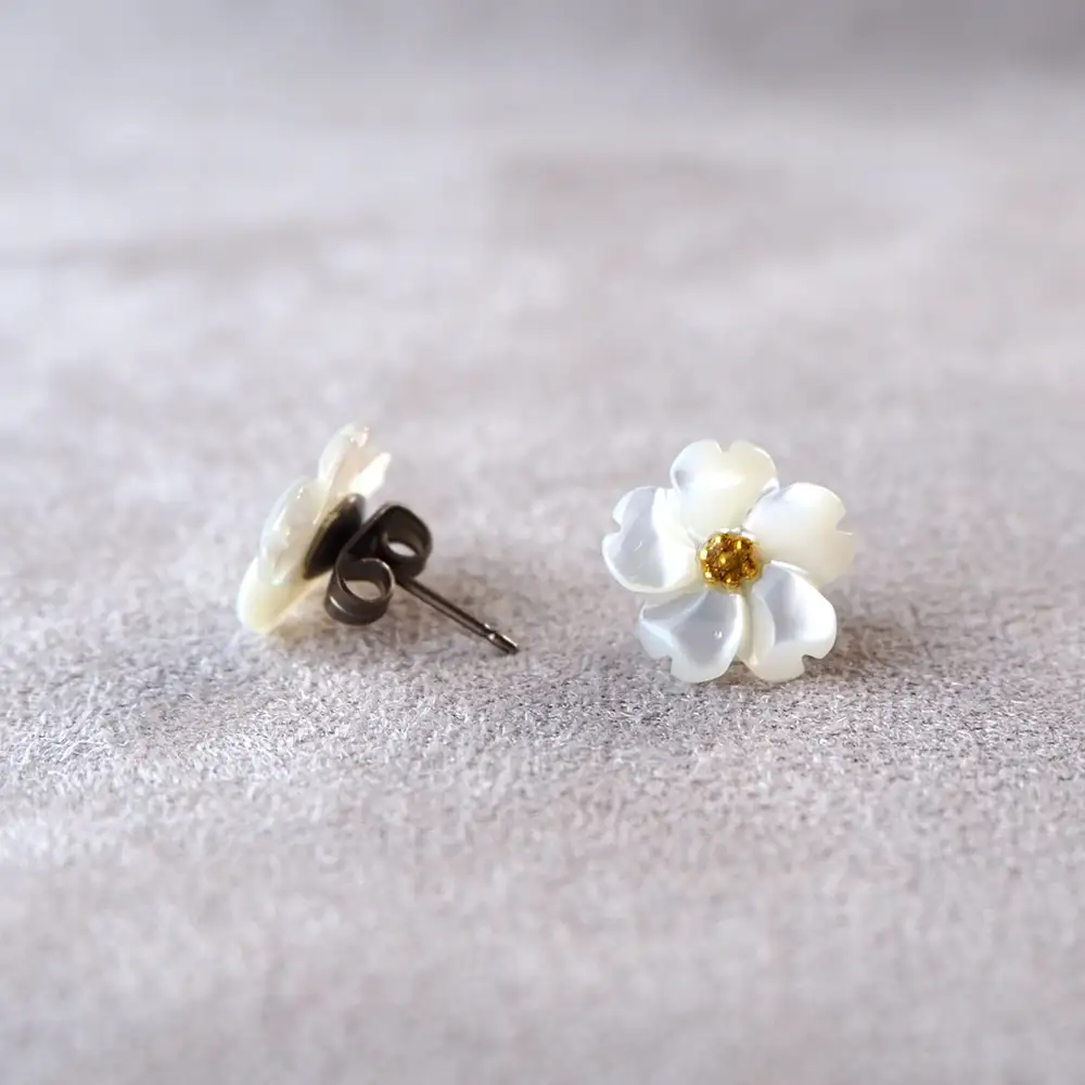 シェルのピアス フラワー［ホワイト］ チタン製ピアス ハンドメイド No.040-04