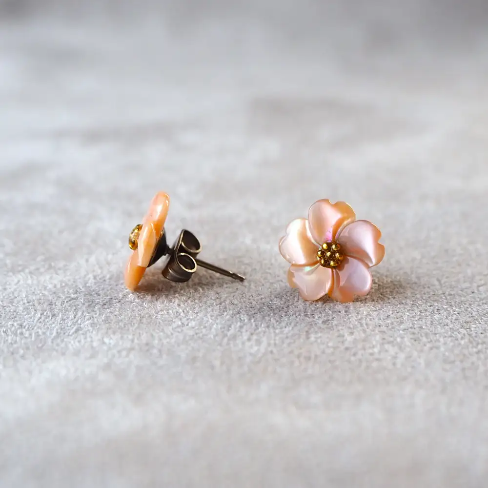 シェルのピアス フラワー［ピンク］ チタン製ピアス ハンドメイド No.040-05