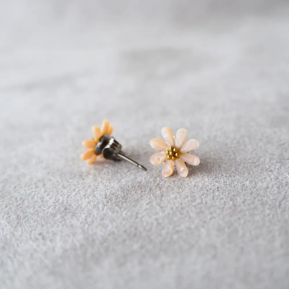 シェルのピアス マーガレット［ピンク］チタン製ピアス ハンドメイド No.040-07