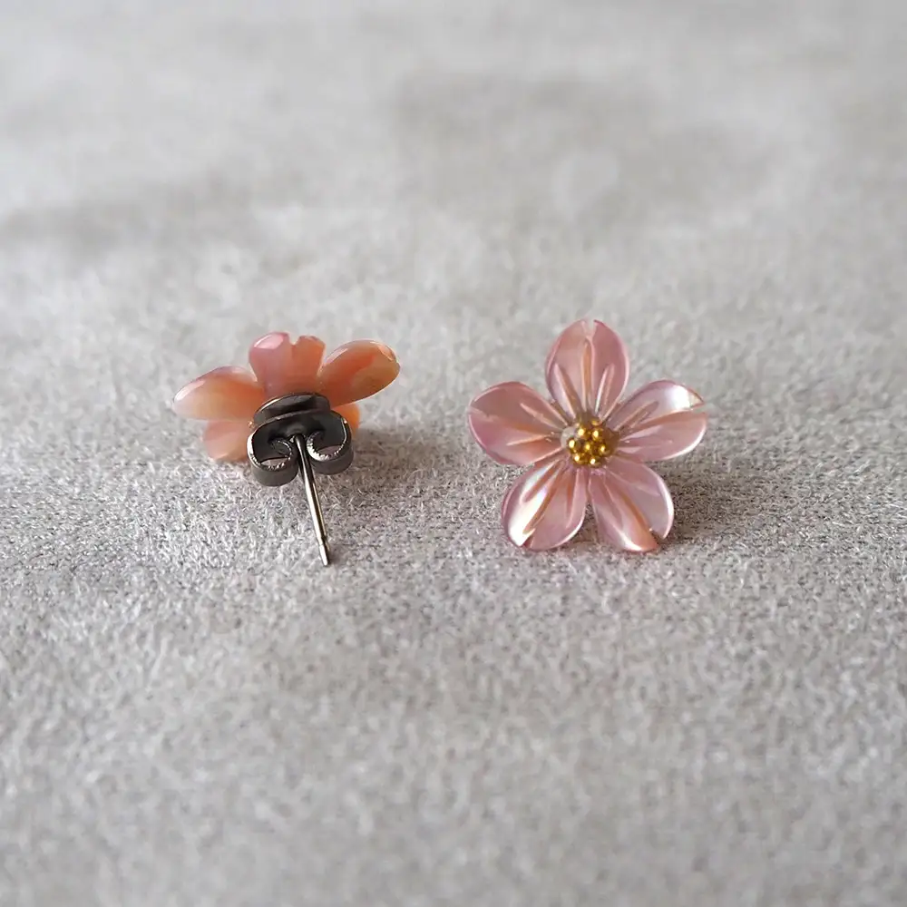シェルのピアス 桜［ピンク］チタン製ピアス ハンドメイド No.040-08