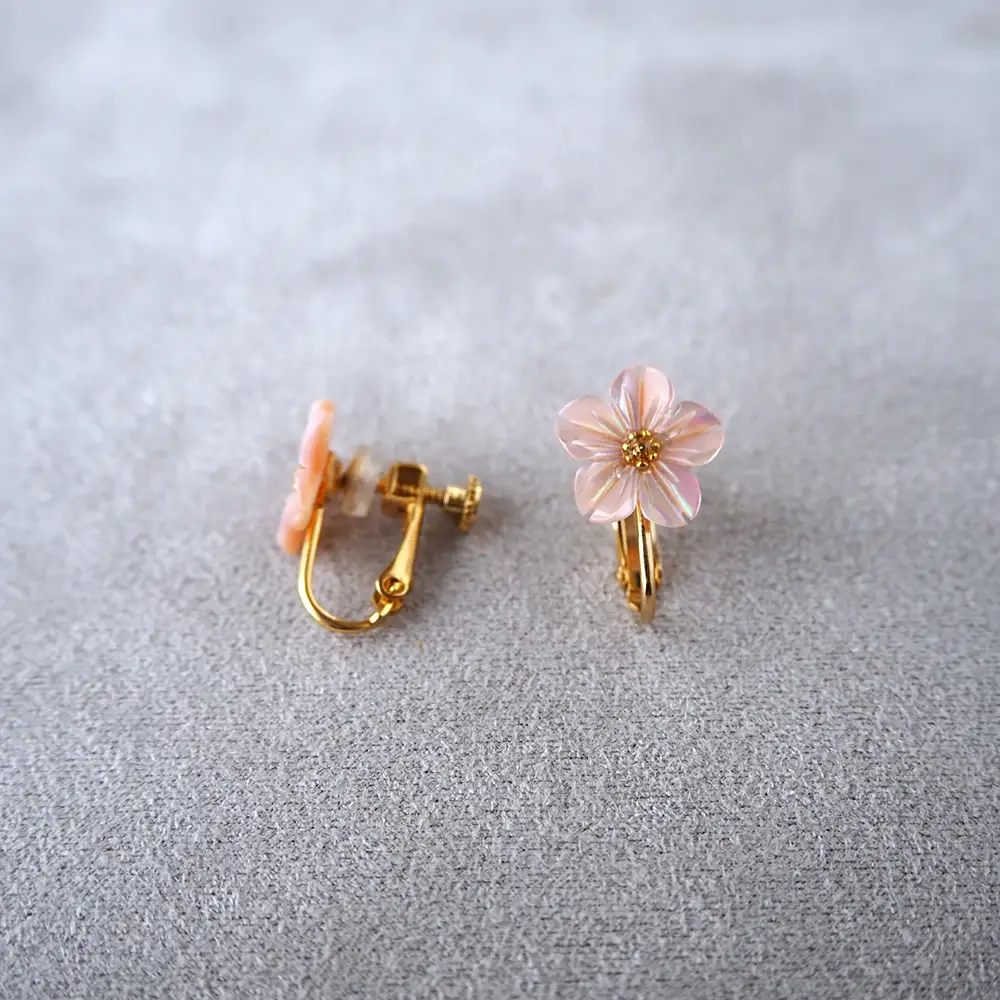 シェルのイヤリング 桜［ピンク］ 金属アレルギー対応 真鍮製メッキ製（シリコンカバー付き） ネジバネ式イヤリング ハンドメイド No.042-08