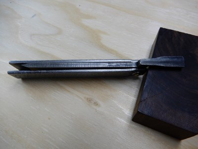 肥後小刀　全鍛造　白紙本割込　槌目乱刃剣型（大）桐箱入