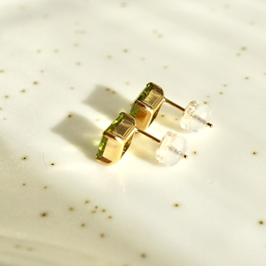 【ジュエリー】K18 イエローゴールド ペリドット 一粒石 ピアス スクエアカット 6mm 保証書付 IA-3179