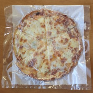  洋風居酒屋サルーテ 冷凍ピザ（マルゲリータ　直径23cm） 2枚 ( ふるさと納税 ピザ 北海道生乳100％ マルゲリータ バジルペースト 本格ピザ チーズたっぷり 手作り 北海道 遠軽町 洋風居酒屋　サルーテ ) en01-00142