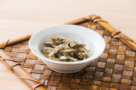 カルシウム お菓子 味付け食べる煮干し 10袋 国内産 いわし サクサク食感 着色料不使用 香料不使用 保存料不使用 国内産 丸ごと おさかな習慣 EPA DHA おやつ おつまみ お茶うけ 伊予市 オカベ｜A05