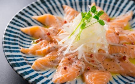 サーモン アトランティックサーモン ステーキカット 640g（160g × ４パック）小分け 鮭 国際規格SQF2000 さけ シャケ しゃけ sake カルパッチョ ソテー レアステーキ 人気 高級 大満足 美味しい 贈答 生食用 刺身 お刺身 刺し身 魚介類 海鮮 冷凍 厚切り 薄切り ふるさと納税 ふるなび 三重県 尾鷲市　OB-24