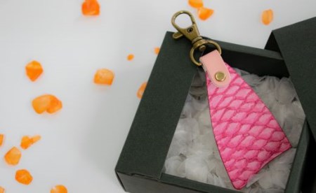 フィッシュレザー フィレ型キーホルダー【鯛】Pink