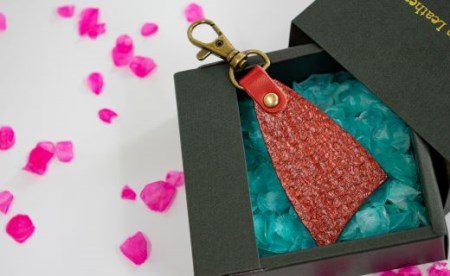 フィッシュレザー フィレ型キーホルダー【マグロ】Madder Red