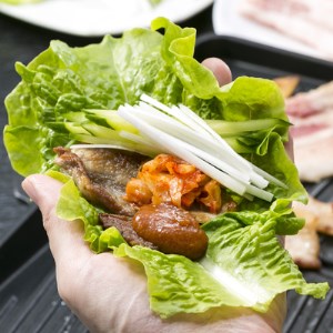 佐藤畜産の極選豚　サムギョプサル用バラ肉2kgと唐辛子味噌セット※離島への配送不可 | 豚肉 佐藤畜産の豚肉と相性抜群の唐辛子味噌をつけ、サンチュ等の野菜で包んで食べるサムギョプサルは絶品　※離島への配送不可 国産 肉 豚肉 2kg サムギョプサル バラ肉 バラ 唐辛子味噌 セット 詰め合わせ BBQ バーベキュー パーティー 韓国料理 焼肉