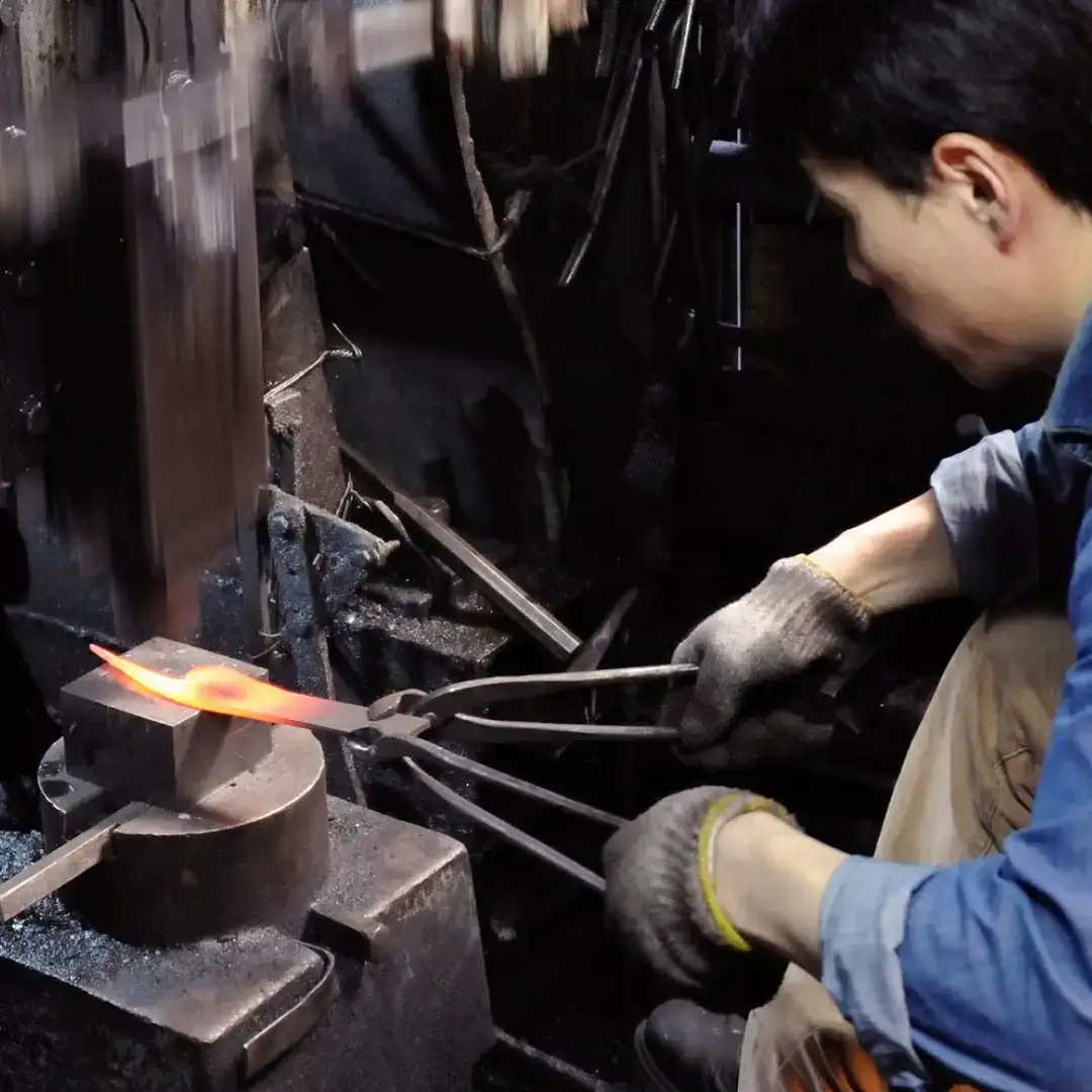 [金次郎] 出刃包丁(片刃) 刃渡り165mm 右利き用 槌目仕上げ