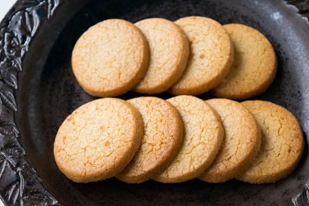 SAIKICHI BUTTER COOKIE 缶入り 32枚（2種類・各16枚） [斉吉商店 宮城県 気仙沼市 20563877]