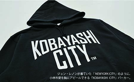 【ブラック/２L（ユニセックス）】「KOBAYASHI CITY」スウェット プルオーバー パーカ （裏パイル）10.0オンス