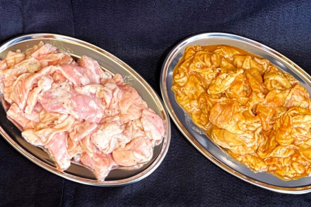 CG153 超希少部位 豚てっぽう 塩 & ニンニク味噌 ホルモン焼き 食べ比べ セット 計600g（300g×2種×各1パック） [豚 ホルモン 豚ホル 焼肉 テッポウ 直腸 塩 味噌 冷凍]