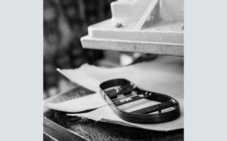 【革人】もとぶ牛　革ぞうりレッド（ミドルヒール・女性専用）