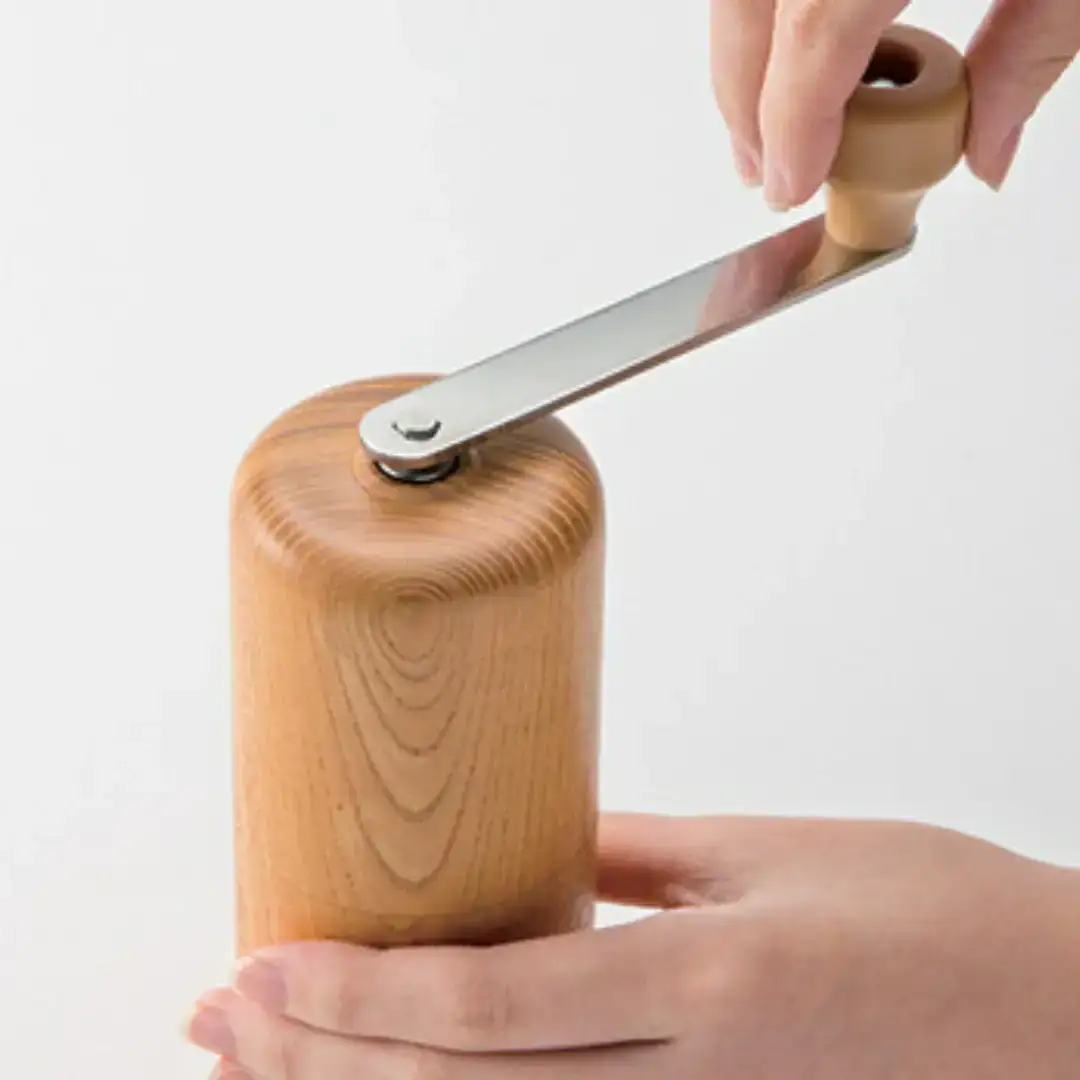[限定100個] 欅を使ったコーヒーミル 木目 セラミック刃 手動 コンパクト ソロキャンプ 燕三条製 コーヒーミル