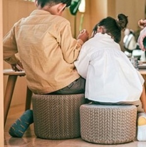 完成品「Corncob Stool」 強化ダンボールを特殊な構造*で組んでいるため、軽くて強い。*特許出願済み | スツール