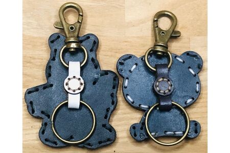 ヤブ＆zooパンダ レザーキーホルダーセット 一点もの 革 キーリング レディース メンズ 鍵 バッグチャーム ストラップ 革小物 かわいい 動物 キャラクター ギフト プレゼント 送料無料 ku022-007-r