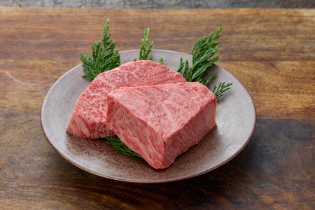 鳥取和牛 希少部位の焼肉＆ステーキ（希少部位焼肉：500g、ステーキ5～7枚：計800g）【やまのおかげ屋】HN062-001