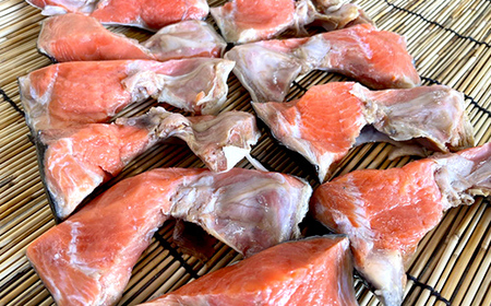 天然・紅鮭切身甘口かま1.0kg サケ さけ ご飯のお供 北海道 海産物 魚 お弁当 おかず カマ 朝食  F4F-8193