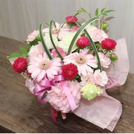 【ピンク系:ガーベラ、トルコキキョウ+季節のお花】生花アレンジメント【配送不可地域：離島】【1379554】