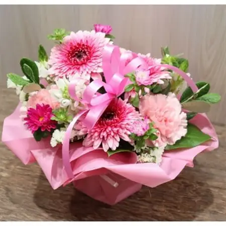【ピンク系:ガーベラ、カーネーション+季節のお花】生花アレンジメント【配送不可地域：離島】【1379555】