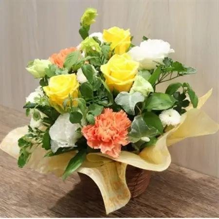 【イエロー・オレンジ系:バラ、カーネーション+季節のお花】生花アレンジメント【配送不可地域：離島】【1379556】