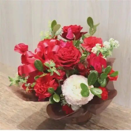 【レッド系:バラ、カーネーション+季節のお花】生花アレンジメント【配送不可地域：離島】【1379829】