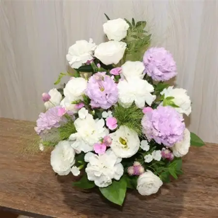 白とパープルのお花で上品な雰囲気のお供えアレンジ【配送不可地域：離島】【1398688】