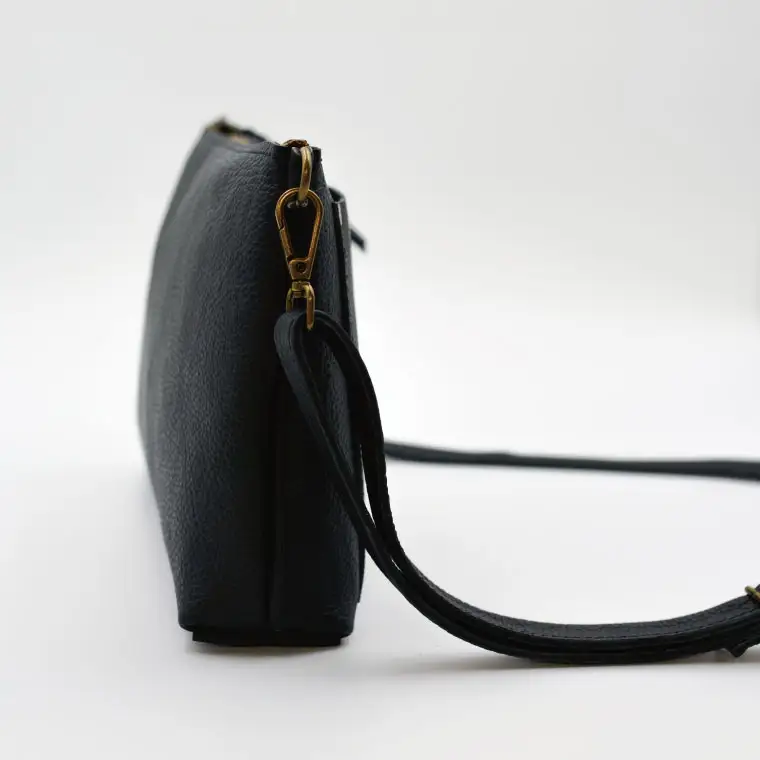 ショルダーポーチ Mサイズ ブラック AX106-3