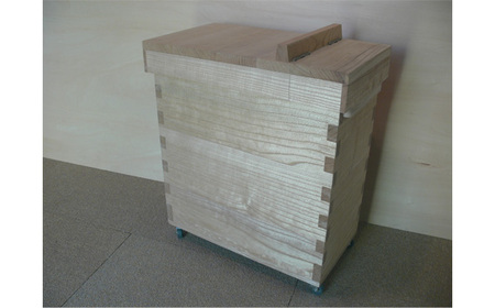 総国産桐材で作った跳上式蓋 桐米びつ 30kg入《サイズ：W28cm×D51cm×H59cm》重さ約5kg