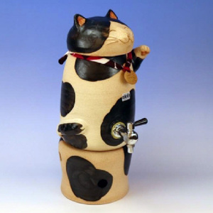 焜清窯　常滑焼焼酎サーバー 招き猫　黒猫 陶器 蒸留酒 保存 焼酎ボトル 焼酎瓶 お酒 酒器 まろやか インテリア 猫 やきもの パーティ キッチン ウォーターサーバー 遠赤外線効果 伝統工芸 かわいい 日本六古窯 常滑焼 愛知県 常滑市