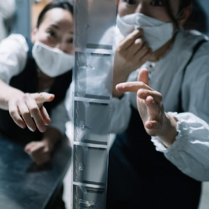 やきもの散歩道を巡る写真家体験(中判フィルムカメラで撮影〜暗室作業〜作品制作) 観光 体験 チケット 1名様 撮影 写真 フォト カメラ モノクロ レトロ 写真撮影 カメラマン 現像 旅行 思い出 街歩き 散策 ものづくり 東海 愛知県 常滑市 お出かけ トラベル