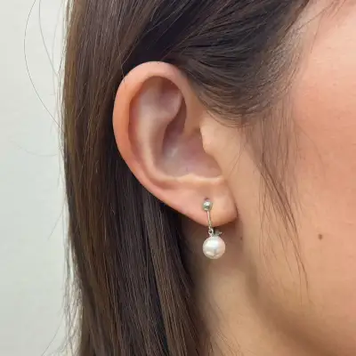 S085-335A_天草産 8mm - 8.5mm あこや真珠 ホワイトピンク 花珠級 イヤリング パールイヤリング K18 K14【H：シリコン小 K14WG（ホワイトゴールド）※ブラ】
